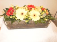 Glazen of stenen bak met verse bloemen